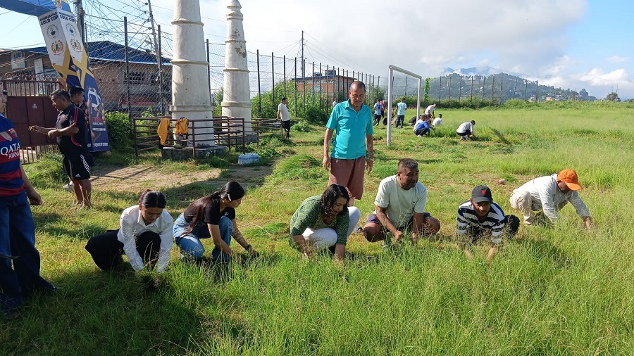 झाडीमा परिणत भएको धनकुटाको ऐतिहासिक तल्लो टुँडिखेलमा सरसफाइ अभियान सुरु