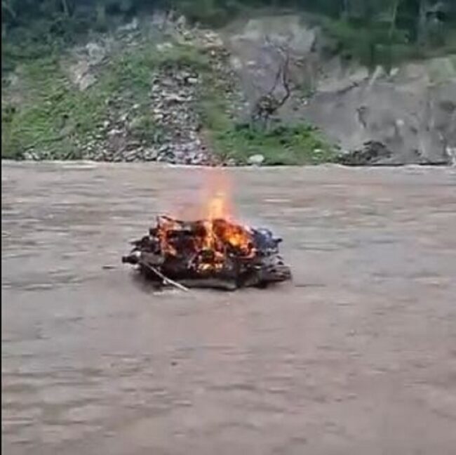 धनकुटाको मुलघाटमा जलाउँदै गरेको चिता नै बगाएपछि… !